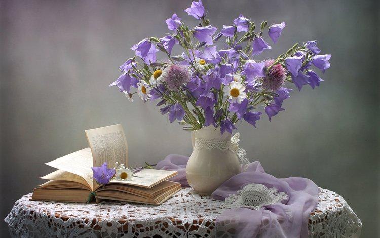 Душа как книга… Кто-то бережно листает, Читая вслух, вникая в смысл, черпая суть… А кто-то рвёт её, ...