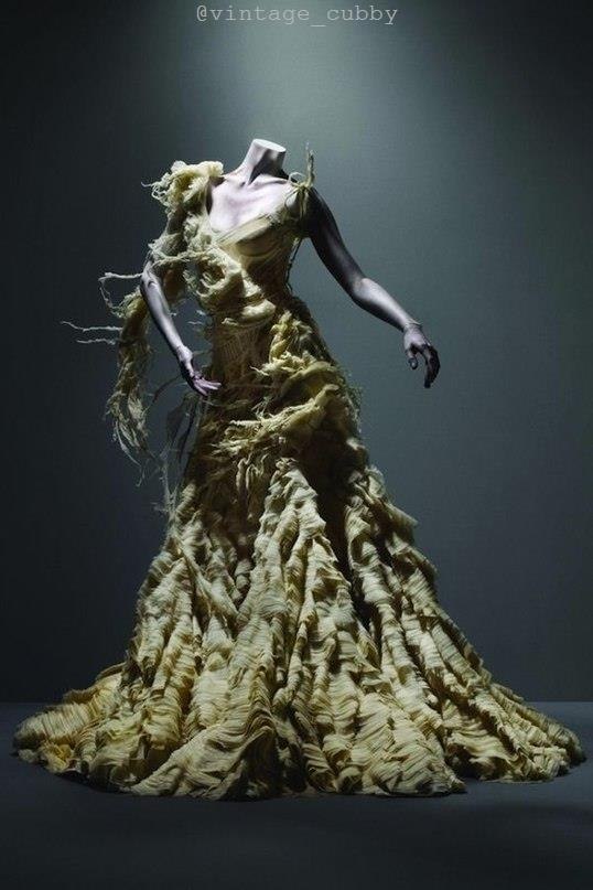 ae Oyster o Alexander McQueen, ea-eo 2003 .