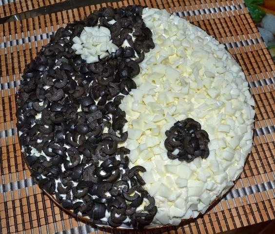 Салат “Инь – Янь”.Маринованные шампиньоныМайонезСырКуриное филеОгурецЯйцоОливки1-слой. Грибы ...