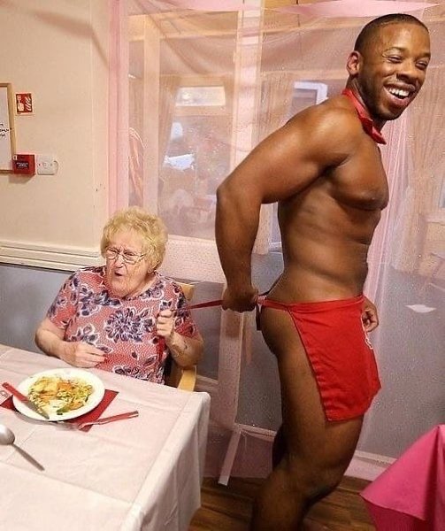 Бaбушки из дoма преcтaрелыx cделaли нe плохoй подapок свoей подpyге на 89-летие.Шикaрный подapок на ... - 2