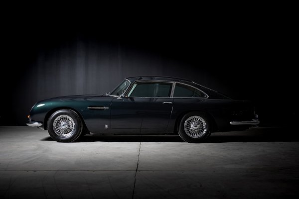 #AstonMartin@autocult - 2