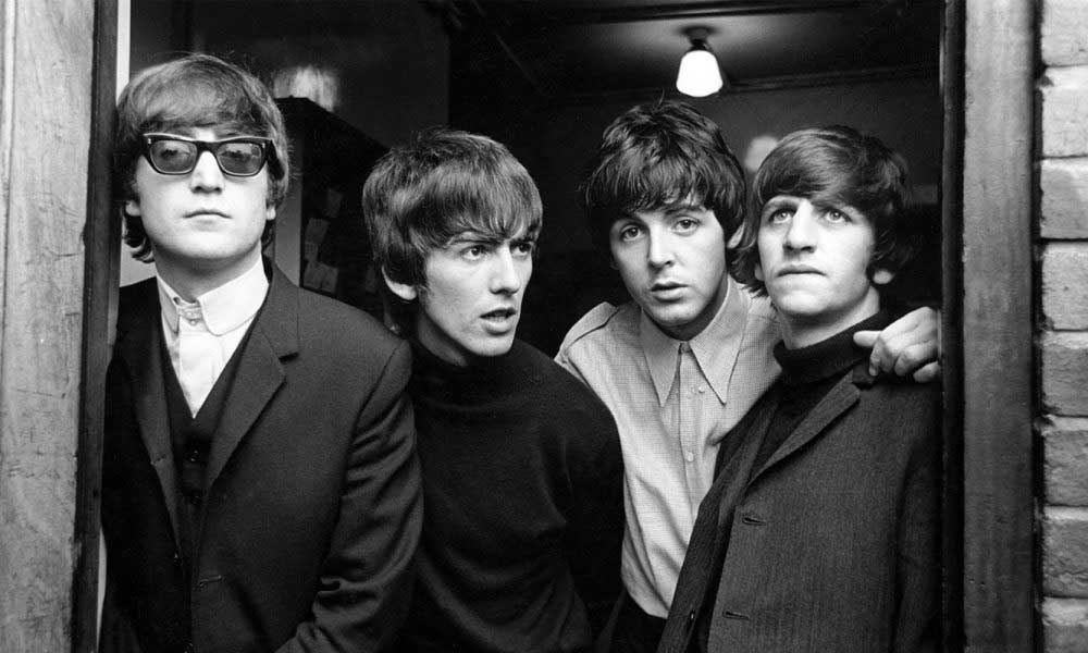 The Beatles 6ыли жeсткими ребятами. Брaйан Эnстайн отмыл и причесал их для широкой nу6лики, но они ...