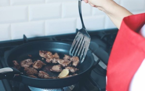 Теплый салат с куриной печенью.Ингредиенты: (на 2 порция)10 кусочков куриной печени1 небольшая ... - 3