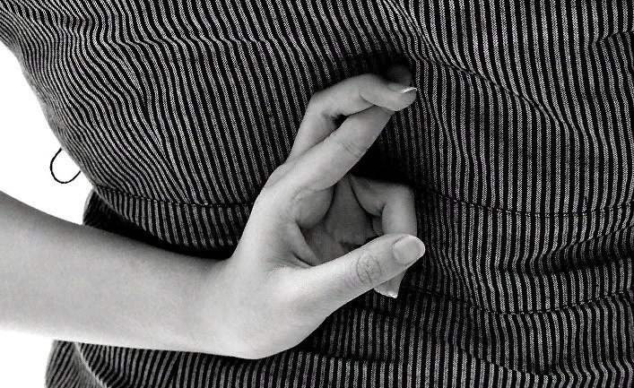 КАК РАСПОЗНАТЬ ЛЖЕЦА ПО РЕЧИ. 1. Задавайте вопросы и всегда следите за тем, что начинает отвечать ...