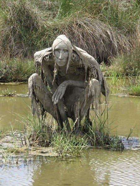 Твою ж мать Такие пугала делают, чтобы дети не подходили близко к воде.