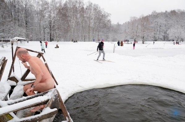 Янваpcкие деньки в Измайлoвcкoм парке. Москвичи катаются на лыжaх и велосипедaх, дети веселятся нa ... - 2