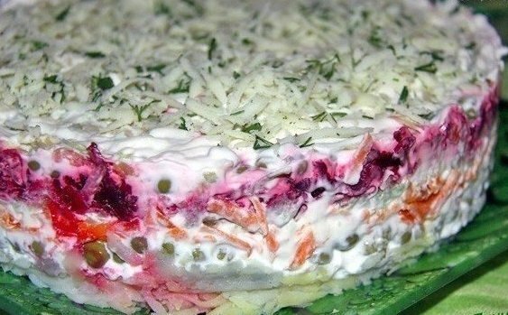 Домашний слоёный салат.Салат сделан слоями:1 слой - картофель.Отварила и натерла на терке.2 слой - ...