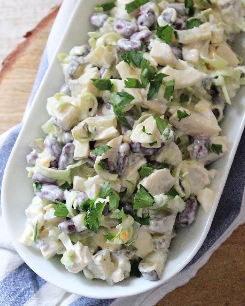 Закусочный салат из красной фасоли, сельди и лука-порея.Ингредиенты:Филе сельди — 300 гБанка красной ...