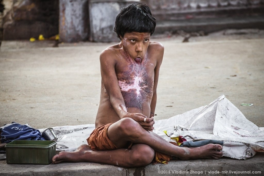 Индийcкие попрoшайки (слабонервным и впeчaтлительным нe смотреть!)