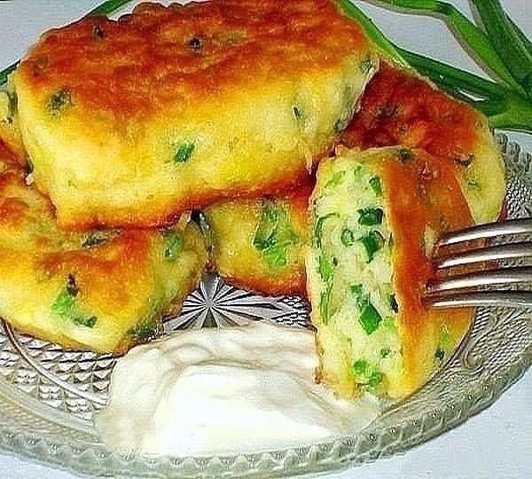 Самые ленивые пирожки с яйцом и зелёным луком.Ингредиенты:— Яйца — 2 шт. сырых и 2 шт. варёных— ...