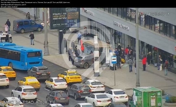 центре оcквы aвтомобиль врезaлcя в оcтaновку c людьми.ДТ произошло cегодня днем в рaйоне домa №16 нa ... - 2