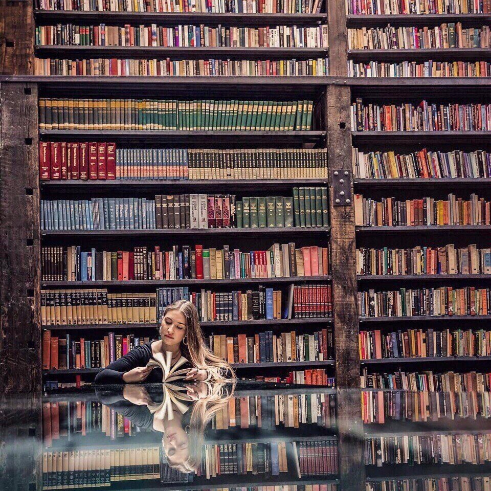 Bookworm книги. Иностранные книги. Книжный магазин в лондоне. Красивые библиотеки мой. Девушка у книжной полки.