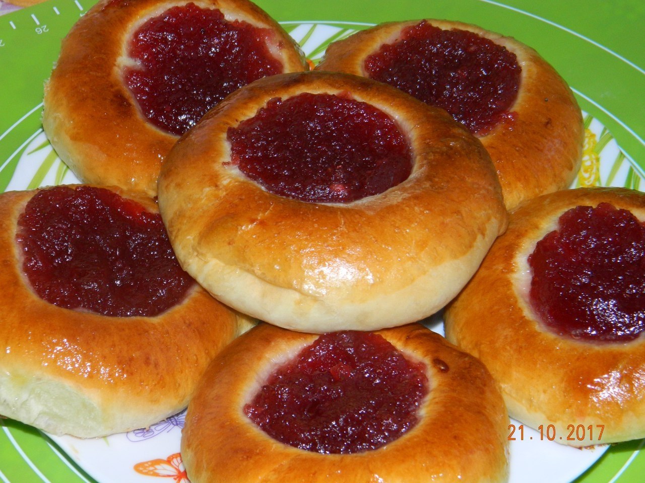 Ватрушки на айране.Стакан айрана, 1 яйцо, 100 гр.растопленного маргарина, 1 ч.лож.соли без верха 2 ...