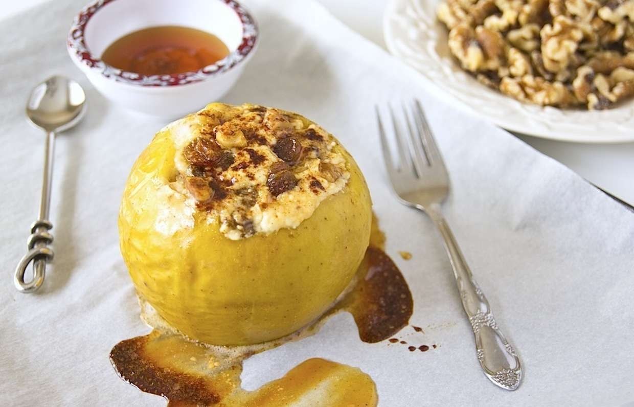Запеченные яблоки с творогом - невероятное объедение! Получается шикарный десерт! Очень ароматно, ...