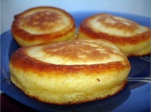 ПЫШНЫЕ ОЛАДЬИ.Пышные, легкие, в меру сладкие!Ингредиенты:- 2 стакана муки- 310 мл воды- 1 чайная ...