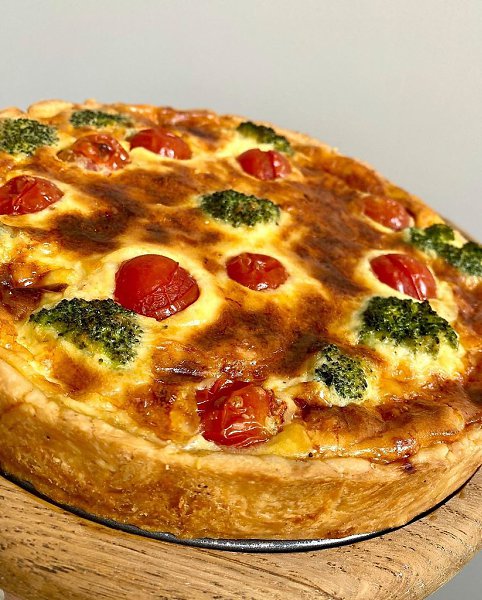 Киш с курицей, овощами и сыром .Ингредиенты:Мука — 200 гСливочное масло — 110 гЖелток — 1 шт.Вода ...
