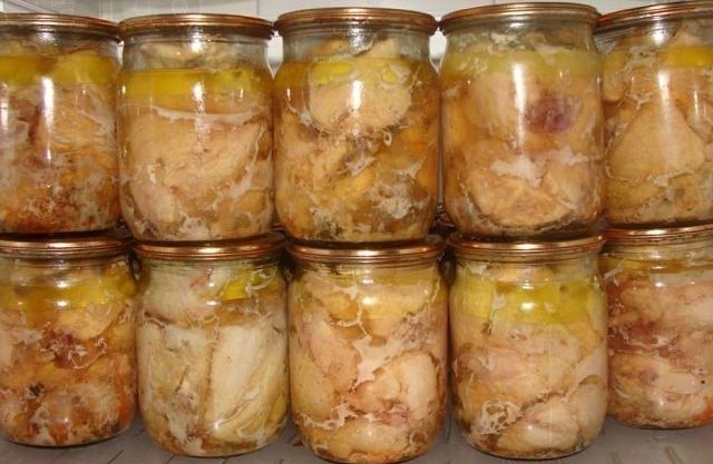 Вкуснейшая домашняя тушенка из курицы .Ингредиенты: -Курица- 2000 граммов -Перец черный горошек- 20 ...