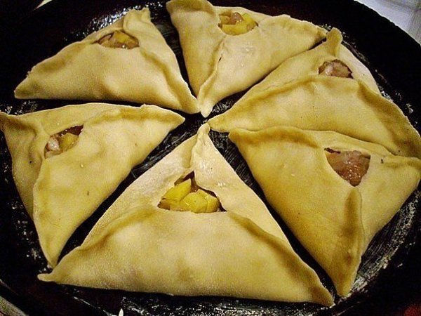 Эчпочмак.Ингредиенты: кефир 0.5 стакана сметаны чайная ложка соли, соды и разрыхлителя желток 100г ... - 9