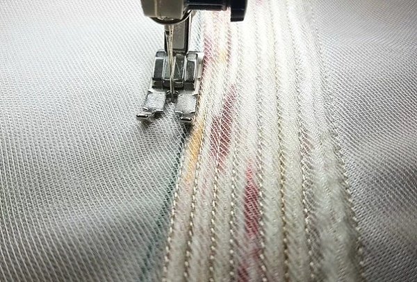 #мастер_класс@sewing_school.Шьем интересную фактуру с продергиванием нити НАМ ПОНАДОБИТСЯ: ткань; ... - 4