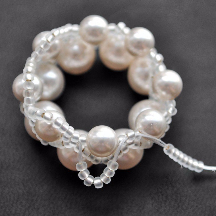 Создаем нежный кулон «Медуза» из жемчуга и бусин - 4