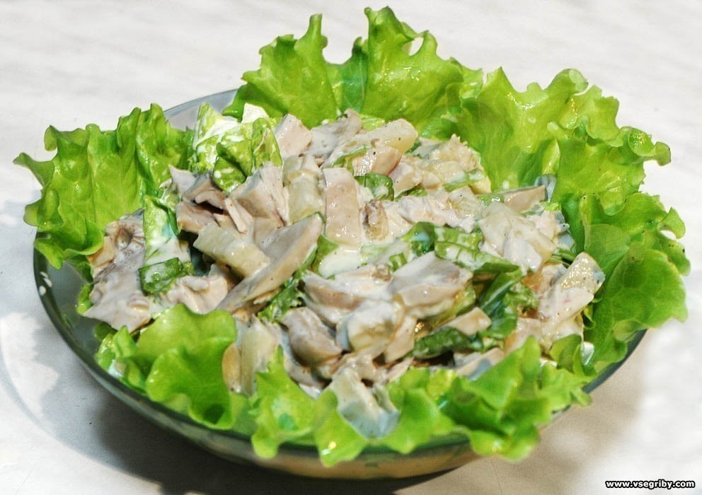 Салат диетический с курицей и грибами.100грамм - 54.34 ккалБ/Ж/У - 8.18/1.4/2.31Ингредиенты:- одна ...