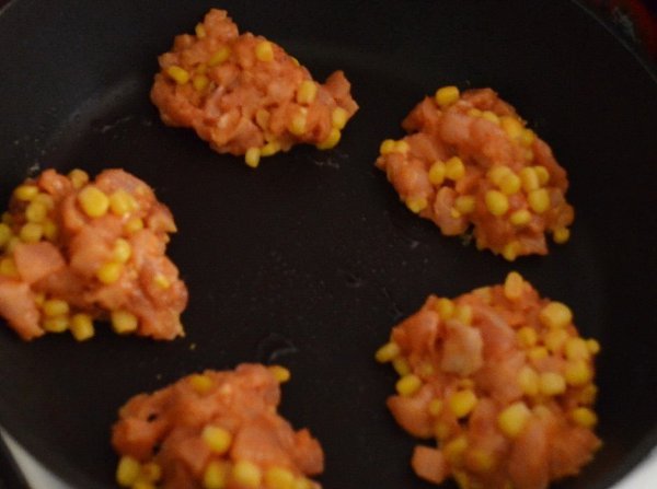 Куриные рубленые котлеты с кукурузой.Ингредиенты:Грудка куриная — 500 гКрахмал кукурузный — 2 ст. ... - 6