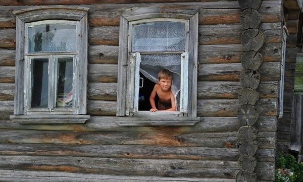 Нас с братом в деревню отправили к деду.Отняли компьютер, планшет, телефонСказали два месяца к нам ...