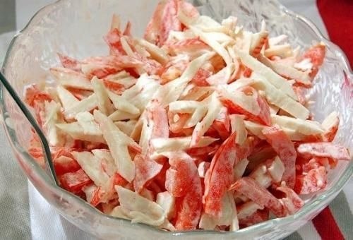 Вкусныи салат с крабовыми палочками и сладким перцем.Ингредиенты:200 гр крабовыхпалочек1 шт ... - 2