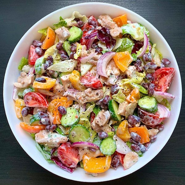 5 салатов для вкусного застолья .1. Салат из индейки с овощамиИнгредиенты:Кусочки бедра индейки — ...