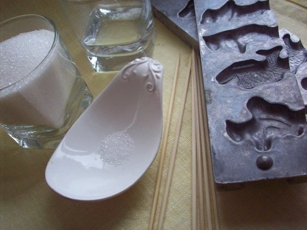 Домашние леденцы - вкус детства. Ингредиенты: - сахарный песок (0,5 стакана); - вода (2-3 ст. ... - 2