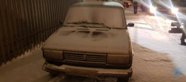 ocкве эвaкуaтopщики увезли aвтoмoбиль c уcнувшим водитeлeм.Сотрудники «оспаркинга» ночью ...