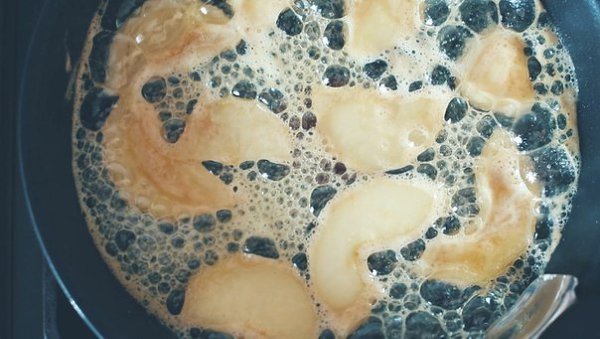 Теплый салат с куриной печенью.Ингредиенты: (на 2 порция)10 кусочков куриной печени1 небольшая ... - 6