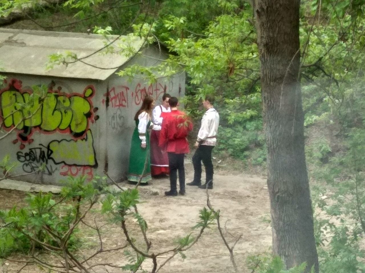 за гаражами