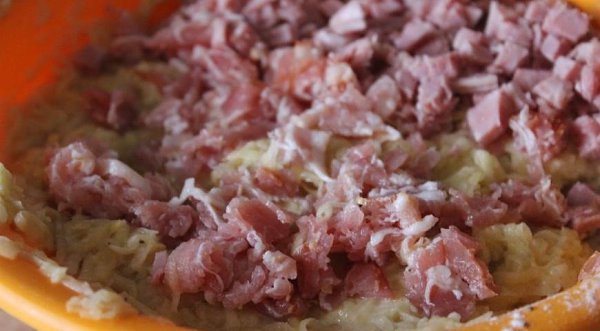 Картофельные оладьи с беконом и ветчиной.Ингредиенты:Картофель — 2 кгЛомтики ветчины — 4 шт.Бекон — ... - 4