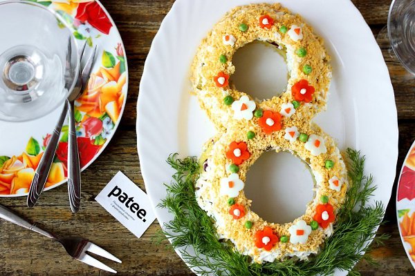 Салат 8 Марта низкокалорийный.Ингредиенты:Яйцо куриное 3 шт. Морковь 1 шт.Картофель 4 шт. Майонез ...