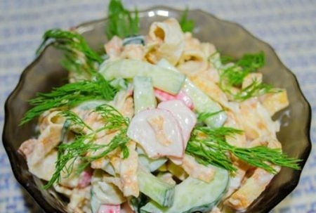Салат с крабовыми палочками и жареными яйцами .Ингредиенты -крабовые палочки 200 гр. -огурец 2 ...