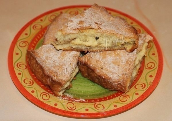 Шарлотка с бананами.Ингредиенты:Яйца куриные: 3 штСахар: 200 граммМука: 200 граммРазрыхлитель: 1 ...