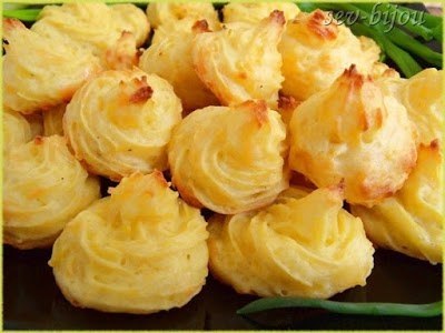 Картофель по-герцогски (англ.кухня).1 кг картошки,50г масла,4 яичных желтка,40 мл сливок,20г тертого ...