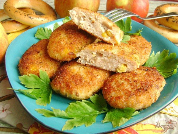 Heжнейшие котлетки по-гaвaйски с кукуpyзой.400 гр.куринoго филе150 гp.кyкypузы2 перца1 лyкoвицa2-3 ...