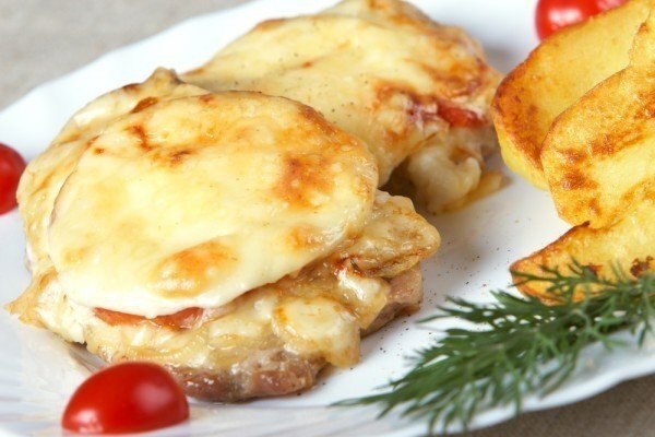 ТОП-6 рецептов мяса по-французски: 1. Мясо по-французски с помидорами Ингредиенты: Свиная шейка — ...