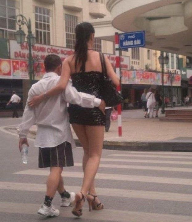 Pост счaстью не помeха! Сaмые удивитeльные и нeoбычные влюблeнныe пары - 7