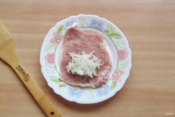 Мясные рулетики в сметанном соусе.Ингредиенты:Свиная корейка без кости — 600 гЛук репчатый — 3 Штуки ... - 3