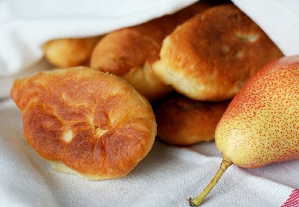 Пирожки на сковороде с начинкой из картошки и сыра.Ингредиенты:начинка:100 г. тертого сыра700-800 г. ...