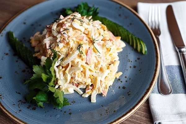 Три простых салатика с кальмарами.1. Салат «Мартовский»Ингредиенты:- 500 грамм кальмаров- 5 свежих ...