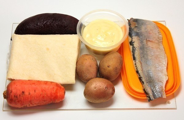 «Сельдь под шубой» в лаваше. Популярный салат «Селедка под шубой» заверните в лаваш и подайте как ... - 2