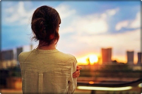 У нас говорят, что, мол, любит, и очень, Мол, балует, холит, ревнует, лелеет… А помню, старуха ...