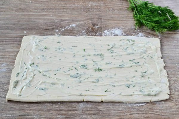 Закусочные слойки-рулетики.Поделись рецептом Ингредиенты:Тесто слоеное (дрожжевое) — 500 гВетчина — ... - 3