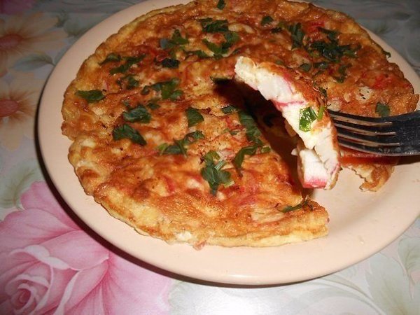 Ну очень вкусный завтрак. .На 2 порции нам понадобится: 3 яйца; половина помидора; 5 крабовых ...