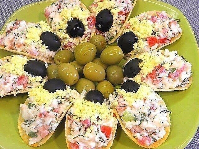 СЫРНАЯ ЗАКУСКА НА ЧИПСАХ.Для приготовления нам понадобится: *Сыр 100 гр *Помидоры 300 гр *Зелень по ...