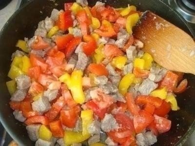 Открытый мясной пирог с картофельным тестом.
